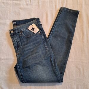 Gap women's size 28 short jeans, stretch fabric, new tags attached